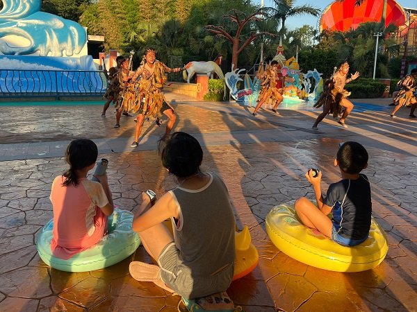 景逸策略 首届“泰浪狂欢节”启幕，上海欢乐谷EV音乐乐园同期启幕