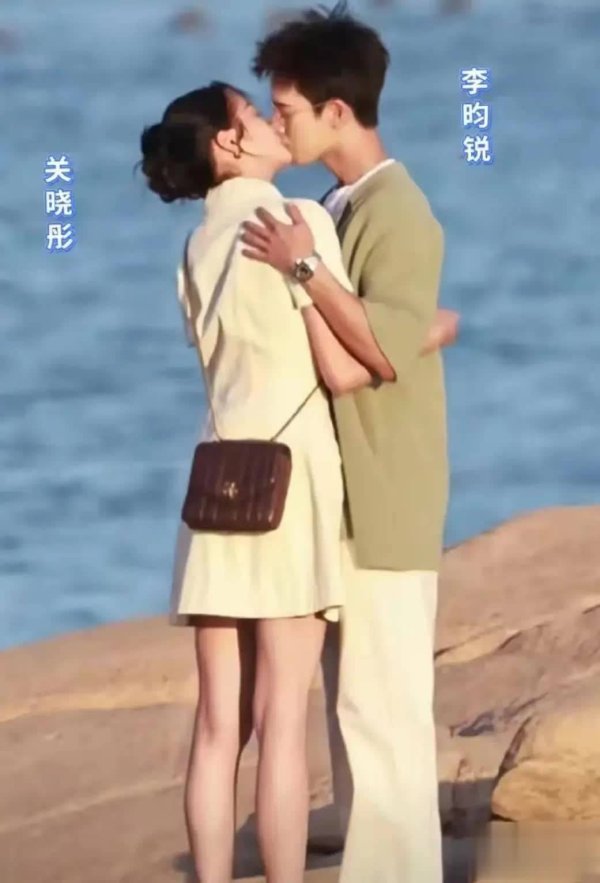 策略赢 惊！关晓彤李昀锐海边吻上热搜，鹿晗九张自拍啥反应？